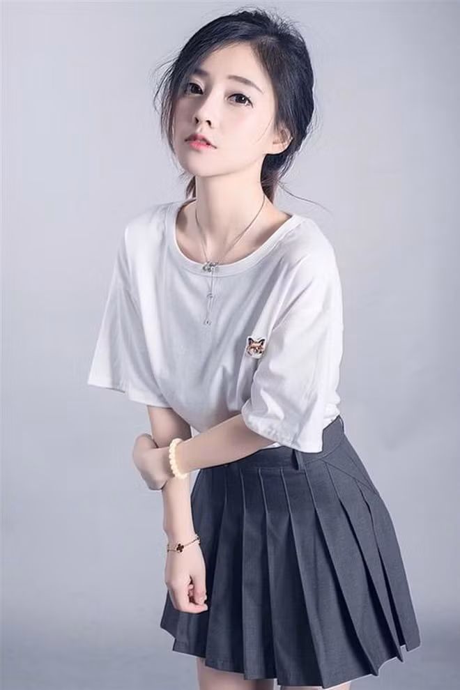 Cách đây không lâu, cư dân mạng đã có một phen lóa mắt khi biết được chiếc siêu xe mà nữ streamer này sở hữu là Ferrari 458 có giá lên đến 9 tỷ đồng.