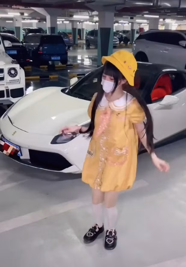 Mới đây, cô nàng đã khiến cộng đồng mạng ghen tị khi vừa mới tậu thêm chiếc Ferrari 488 GTB có giá gần 6 tỷ đồng sau khi mới mua chiếc Rolls Royce cách đây không lâu.