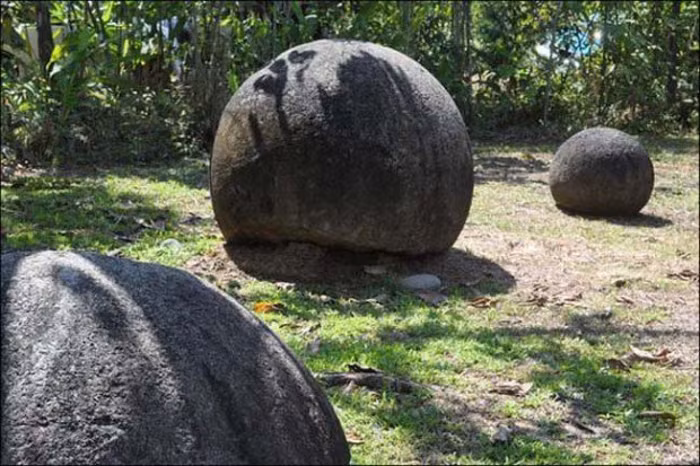 Có hơn 300 quả cầu đá tọa lạc trên vùng đồng bằng sông Diquís và Isla del Caño ở Costa Rica . Những quả bóng này được gọi là Las Bolas. Có rất nhiều huyền thoại xung quang những viên đá. Một số người cho rằng chúng đến từ Atlantis hoặc được hóa thành từ một người đã mất.
