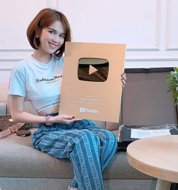 Mặt khác, một số người cho rằng ngoài đầu tư về mặt hình ảnh, các vlogs của Vũ Khắc Tiệp không có gì đáng để xem, nếu không nhờ vẻ quyến rũ, khả năng kể chuyện, thu hút người xem của Ngọc Trinh.