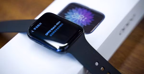 Cận cảnh OPPO Watch phiên bản 41mm có thiết kế mặt đồng hồ hình vuông giống với Apple Watch