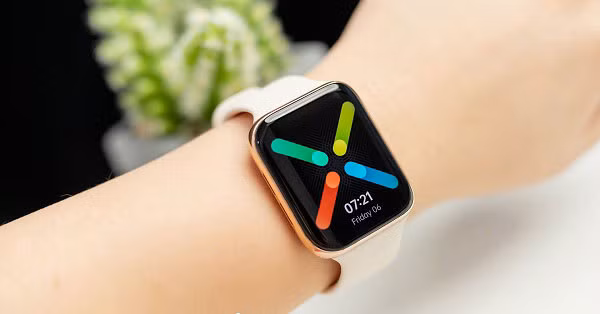 Bản OPPO Watch 41mm sẽ phù hợp với phụ nữ hoặc những người dùng có cổ tay nhỏ, khả năng chống nước 3ATM. Đồng hồ sử dụng chip Qualcomm Snapdragon Wear 2500 kết hợp với chip Apollo trên giao diện ColorOS Watch dựa trên Android Wear.