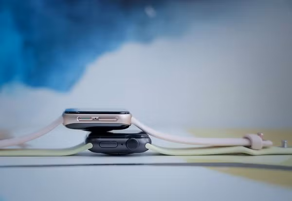 Apple Watch 5 có phần mỏng hơn một chút so với OPPO Watch.