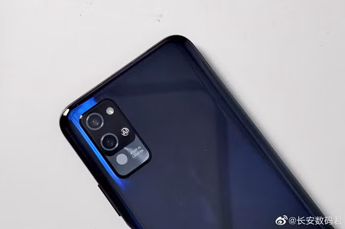 Honor Play4 Pro có kích thước tổng thể lần lượt là 162.7 x 75.8 x 8.9 mm và nặng 213 gram. Cạnh phải của Honor Play4 Pro có nút chỉnh âm lượng. Bên dưới nó là cảm biến vân tay được nhúng trong nút nguồn.