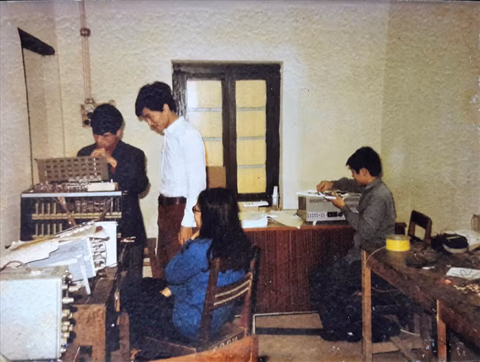 Do không có bàn phím và màn hình nên phải nhập liệu từng bit bằng các công tắc Liên Xô và hiển thị bằng các đèn LED. Hệ phát triển cũng chưa có nên phải dịch thủ công các trình điều khiển (Monitor), Assembler và Debugger, rồi nạp trực tiếp từng bit trên hàng nghìn diode mắt muỗi và điện trở.