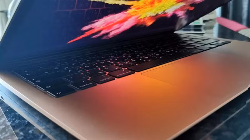 Trước đó, Apple nói rằng những chiếc máy tính Mac có chip ARM đầu tiên sẽ trình làng vào cuối năm 2020. Apple đồng thời chia sẻ mục tiêu sẽ thay thế toàn bộ chip Intel trên máy tính của mình trong thời gian 2 năm tới.