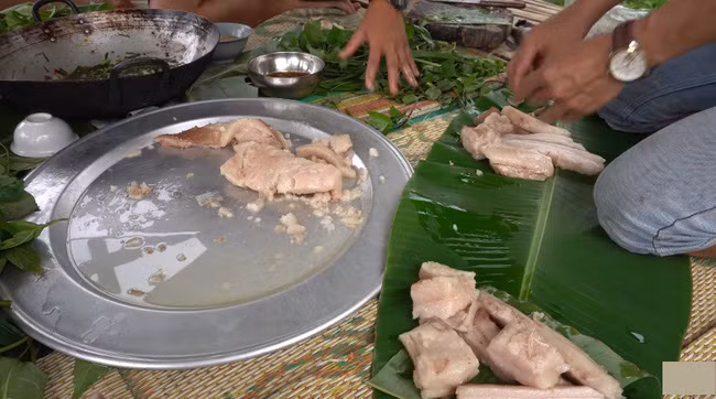 Những Youtuber không tên tuổi này sẽ nấu chín mỡ lợn lên sau đó ăn kèm với nước chấm và một số loại rau để chống ngán.