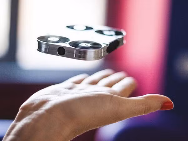 AirSelfie là một cụm camera bay có thể được điều khiển bằng chính chiếc smartphone. Kích cỡ nhỏ nhắn vừa lòng bàn tay, độ phân giải camera 5MP cùng khe cắm thẻ nhớ sẵn 4GB và có thể kết nối Wi-Fi là những ưu điểm vượt trội của thiết kế này.