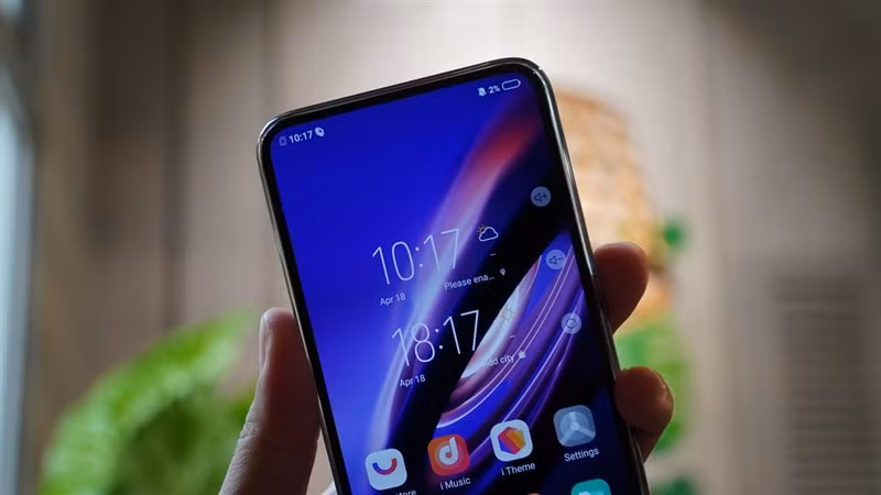 Rõ ràng trên đây là 2 cú đả kích rất mạnh dành cho Bphone B86 với phát ngôn "smartphone không phím bấm đầu tiên"