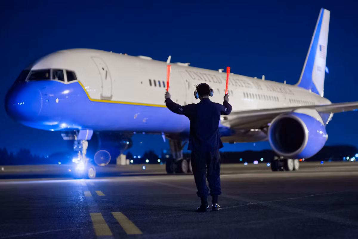 Máy bay chuyên chở phó tổng thống Mỹ được trang bị hai động cơ Pratt &amp; Whitney 2040, có thể bay liên tục 10.000km không cần tiếp nhiên liệu. Máy bay hoạt động ở tầm cao 12.700 mét, đạt tốc độ tối đa 853 km/giờ. Máy bay có thể chở theo 45 hành khách và 16 thành viên phi hành đoàn.
