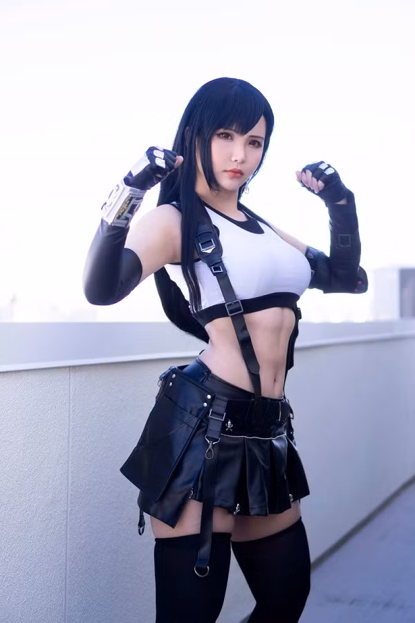 Cô dường như có sở thích sưu tầm cả những game bom tấn hay những vật phẩm liên quan về game, điển hình là bức tượng Zed kể trên.