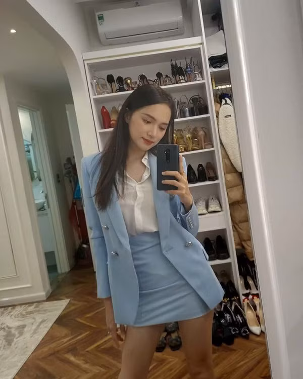Nàng hậu được cho là từng sở hữu chiếc iPhone XS Max, và hiện tại có sử dụng đang sử dụng phiên bản điện thoại của Oppo F11 màu đen.