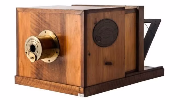 Máy chụp ảnh dương bản được phát minh bởi người Pháp Louis Daguerre vào năm 1839. Hình ảnh thành phẩm tuy không có pixel nhưng lại có độ nét đáng kinh ngạc khi phóng đại. Khoảng giữa thế kỷ 19, kỹ thuật này bị thay thế bởi kỹ thuật chụp hình âm bản vì rẻ hơn và dễ tái tạo hơn dù chất lượng không bằng.