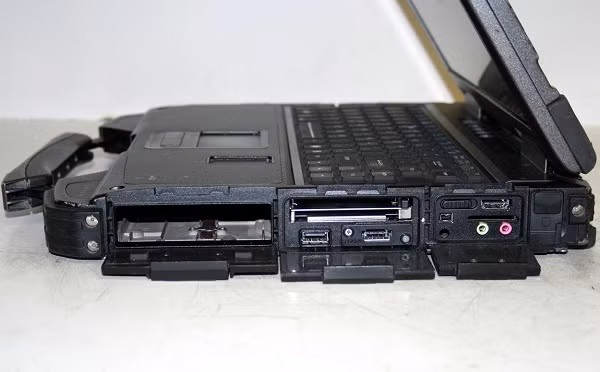 Cấu hình chính của Getac gồm: chip Core i7; RAM 4GB; ổ cứng 320GB; pin 9 cell cực “trâu”; màn hình 13,3 inch cảm ứng siêu sáng, có kính cường lực.