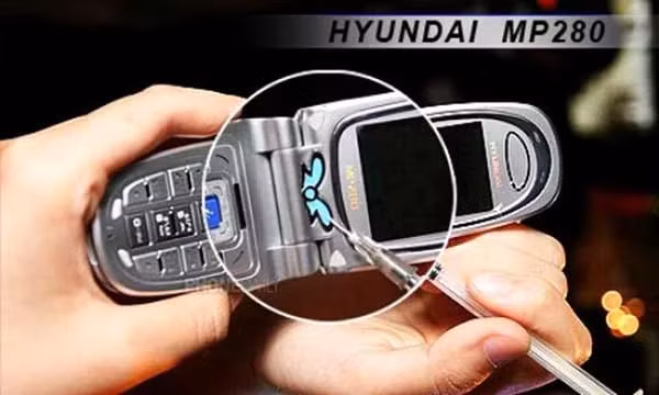 Thoạt nhìn trông có vẻ bình thường nhưng chiếc điện thoại này có thiết kế "hư cấu" hơn bạn tưởng. Mỗi lần mở nắp Hyundai MP 280 sẽ phun nước hoa ra. Bình đụng nước hoa của nó có thể đổ thêm được.