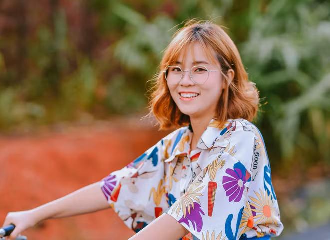 Với tính cách gần gũi, hòa đồng, kèm thêm lối nói chuyện vô cùng hài hước nên cô rất dễ chiếm được cảm tình của khán giả.