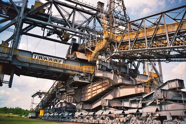 Overburden Conveyor Bridge F60 được xem như cỗ máy cứu tinh của con người trong ngành khai thác than nâu từ các mỏ lộ thiên ở Lusatia, một vùng thuộc Đông Đức gần biên giới Ba Lan. Cây cầu vận chuyển nhìn như mê cung này to lớn hơn cả Tháp Eiffel lừng danh của Pháp.