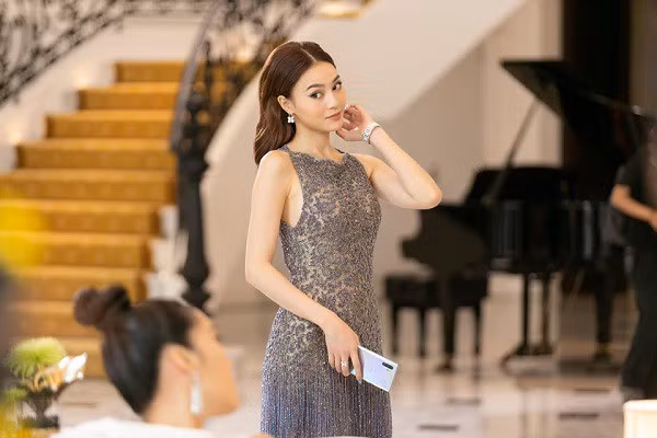 Bởi trước đó, "ngọc nữ màn ảnh Việt" thường xuyên được bắt gặp trên tay những dòng điện thoại mới nhất của Samsung. Từ smartphone Galaxy Note 10+ xanh aura cá tính, màu cầu vồng độc đáo đến Galaxy S,...