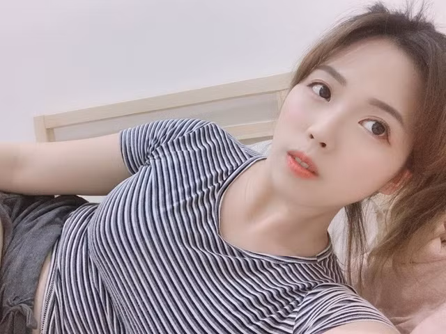 Winny cũng là một nữ streamer khá nổi, cô gây ấn tượng với người hâm mộ bởi nhan sắc và thân hình nóng bỏng mỗi lần lên sóng.