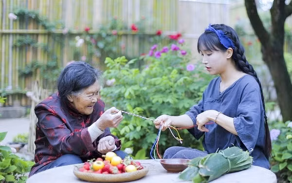 Lý Tử Thất sinh năm 1990 tại vùng Miên Dương, Tứ Xuyên, Trung Quốc. Nhìn vào sự nổi tiếng và giàu có của nữ thần họ Lý ở thời điểm hiện tại, ít ai biết rằng từ nhỏ cô đã sớm chịu cảnh mồ côi và sống trong vòng tay chăm sóc của ông bà nội.
