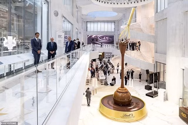 Đài phun socola có một không hai trên thế giới mỗi ngày thực hiện nhiệm vụ “phun” đến 1.500kg socola. Để thực hiện được điều này, các đường ống với tổng chiều dài 94 mét đã được đặt bên trong đài phun. Chiều cao chính xác của nó là 9,3 mét, lớn nhất thế giới. Giá vé vào cửa dành cho người lớn từ 360.000 đồng và cho trẻ em từ 8 tuổi trở lên là 250.000 đồng. Lindt hi vọng sẽ thu hút khoảng 350.000 lượt khách du lịch mỗi năm đến từ khắp nơi trên thế giới.