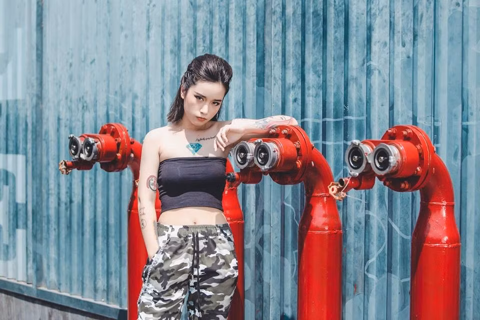 Trên cơ thể của Tippy có rất nhiều hình xăm độc lạ, khá ngầu, nhưng cô nàng vẫn sở hữu một nét đẹp khá dễ thương, và chính sự lạnh lùng này cũng đem lại nét riêng cho cô nàng.