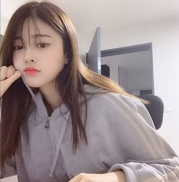 Chính vì vậy, dù trình độ chơi game còn chưa cao nhưng với việc chơi LMHT suốt 78 tiếng, nữ streamer Moonwol lại nhận được nhiều lời động viên. Cộng đồng game thủ khen ngợi tinh thần "cần cù bù thông minh" của cô nàng.
