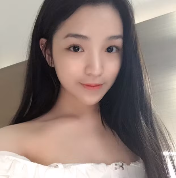 Chẳng cần phải tạo dáng quá cầu kì bạn gái thiếu gia Phan Hoàng cũng khiến nhiều người phải nghiêng ngả.