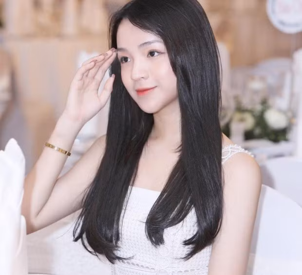 Việc đi chơi golf chẳng mấy chốc mà Khánh Hà sẽ có body khiến nhiều ngắm phải say mềm.