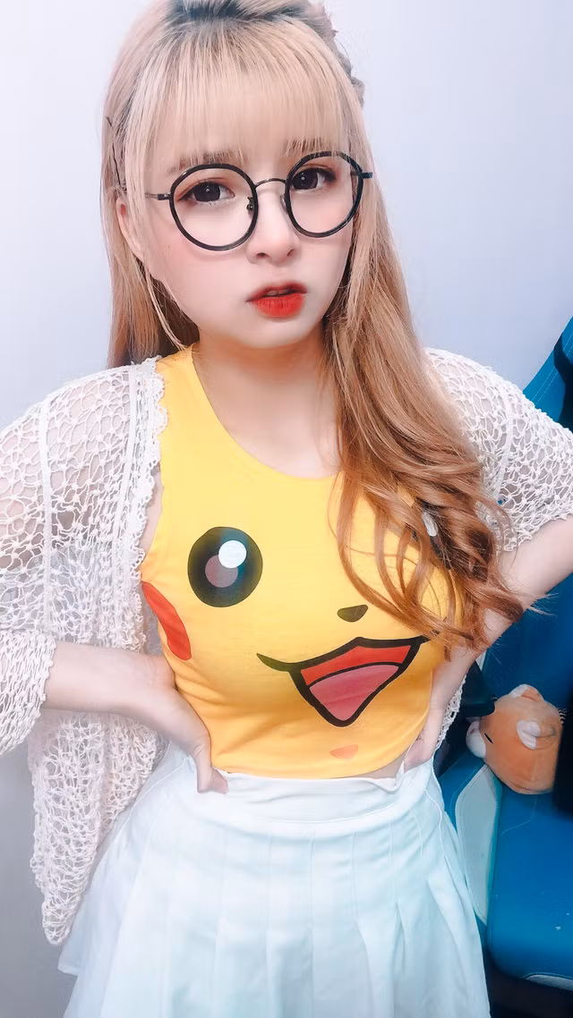 Mèo 2k4 là một trong những nữ streamer Liên Quân hàng đầu Việt Nam thời điểm hiện tại.