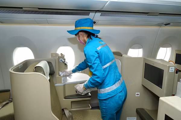 Việc vệ sinh được tập trung đặc biệt các vật dụng, vị trí khách tiếp xúc bằng tay.