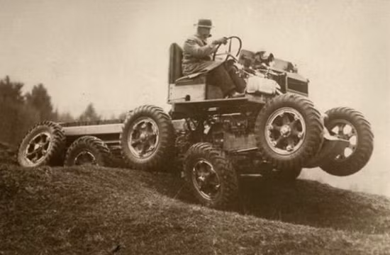 Ô tô nhiều bánh chinh phục mọi địa hình ở Anh năm 1936.