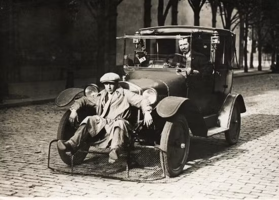 Ô tô gắn bộ phận an toàn phía trước để tránh gây thương vong khi húc phải người đi đường ở Pháp năm 1924