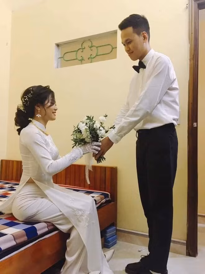 Tuy nhiên, những khoảnh khắc đáng nhớ này của thần đồng AoE Việt Nam đã được bạn bè của game thủ này đăng tải lại. Những hình ảnh đầu tiên về Chim Sẻ Đi Nắng và vợ sắp cưới trông cực kì đẹp đôi và rạng rỡ.