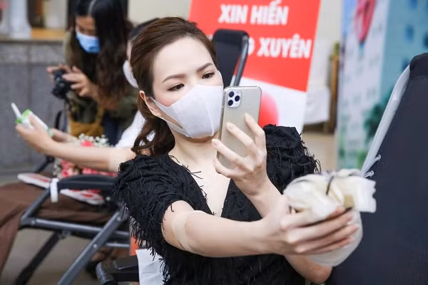 Diễn viên - MC Đan Lê cũng đang sở hữu phiên bản iPhone 11 Pro Max màu trắng. Đan Lê sử dụng điện thoại hot để chụp ảnh check-in khi tham gia hiến máu.
