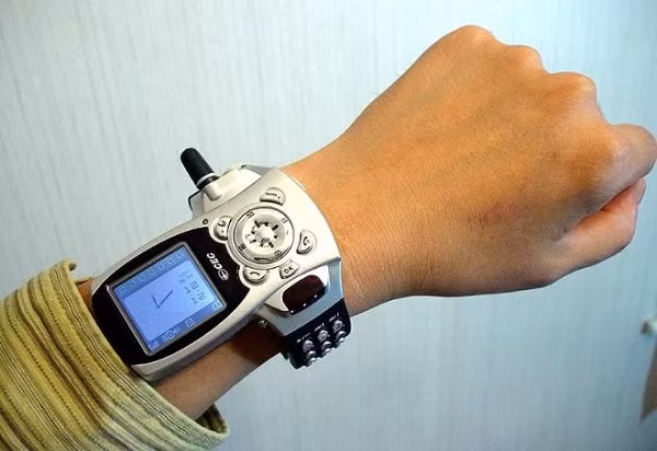  F88 wrist phone: Hình ảnh bạn đang thấy là một chiếc điện thoại đeo trên cổ tay với phím số được tích hợp vào dây đeo và màn hình hiển thị nhô ra từ bên cạnh. Điện thoại ban đầu được thiết kế chỉ dành riêng cho những người chơi bóng bàn nổi tiếng ở Trung Quốc nhưng sau đó đã được bán ra cho người tiêu dùng, liệu đây là "tổ tiên" của smartwatch hiện nay?