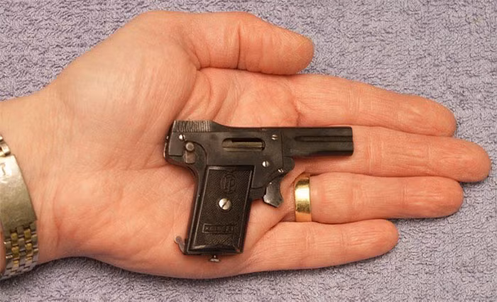 Súng lục Kolibri là khẩu súng lục được sản xuất từ năm 1914 là một trong những vũ khí nhỏ nhất trên thế giới. Khẩu súng thương mại có cỡ đạn nhỏ nhất từng được khai hỏa: 2,7 mm. Súng rất khó sử dụng, hỏa lực kém và không chính xác.