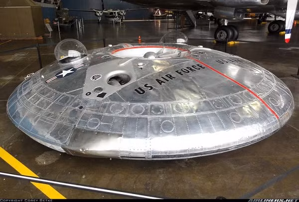 Thoạt nhìn, Avro Canada VZ-9 Avrocar trông như một đĩa bay hoặc phi thuyền không gian, thực chất nó là một mẫu máy bay ném bom được Canada phát triển đầu những năm 1950. Lục quân và Không quân Mỹ đã tiếp quản dự án này năm 1958 và phát triển 2 nguyên mẫu của Avrocar.