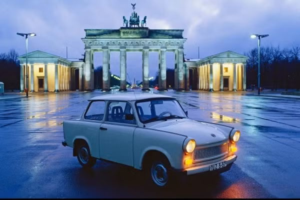 Với tham vọng có thể sánh với xe Volfwagen , chiếc xe các-tông vừa đi vừa sửa Trabant ra đời năm 1954. Xe nặng không quá 600kg, chạy 100km hết 5,5 lít và giá dưới bốn ngàn mark.