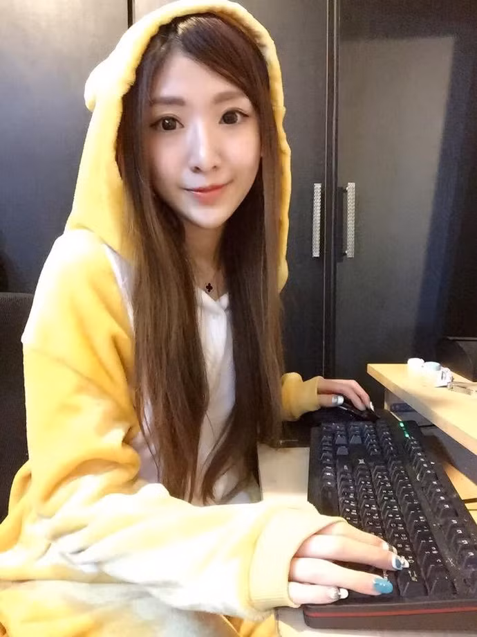 Cô nàng trở nên nổi tiếng trong cộng đồng Liên Minh Huyền Thoại Trung Quốc nhờ thân hình nóng bỏng cùng khuôn mặt thiên thần. Trước đây, Hoàn Quang Khuyết đã gây được sự chú ý và khiến cho bao người hâm mộ là đấng mày râu phải tan chảy trước dòng trạng thái trên trang cá nhân facebook của mình: "Nếu em là một nữ sinh...anh có yêu em không?".
