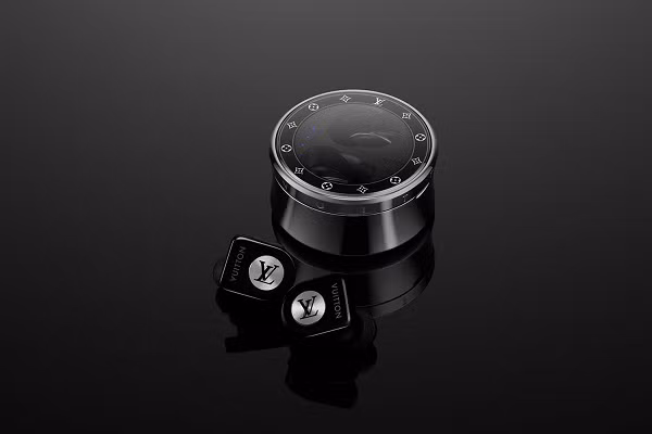 Thiết bị có tên đầy đủ Louis Vuitton Horizon, thiết kế bắt mắt với phong cách rock Earbud. Tai nghe được đặt trong chiếc hộp tròn trông cực kỳ sang chảnh và tinh tế.