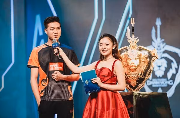 Sau bao ngày chờ đợi, trận Chung kết Đấu Trường Danh Vọng mùa Xuân 2020 đã chính thức diễn ra lúc 14h ngày 24/5 với sự góp mặt của các streamer nổi tiếng như ViruSs, Tuấn Tiền Tỷ, Hoa Nhật Huỳnh, Hạ Mi...