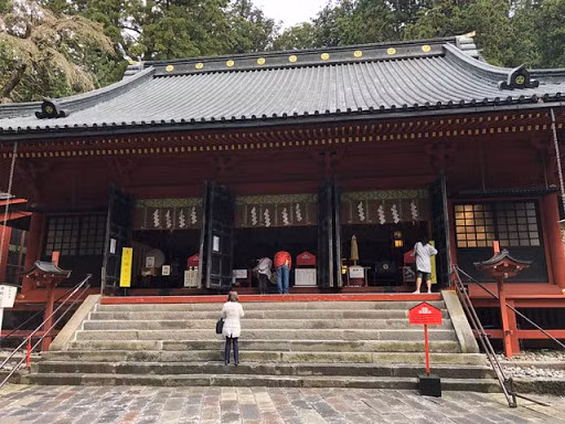 Hồi tháng 6, đền Shinto bắt đầu triển khai nhận đóng góp phi tiền mặt. Trụ trì của một đền Shinto cho biết, việc này nhằm muốn bắt kịp với những thay đổi của xã hội. Số lượng người dùng hiện tại là một vài người một tháng nhưng hiện tại việc này lại rất phổ biến với người trẻ .