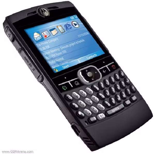 Chẳng hề kém cạnh Nokia, Motorola cũng tham gia tranh tài vào phân khúc điện thoại/thiết bị hỗ trợ cá nhân vào năm 2005 cùng sản phẩm điện thoại Motorola Q8. Máy có bàn phím QWERTY vật lý, hệ điều hành Windows Mobile 6.0.