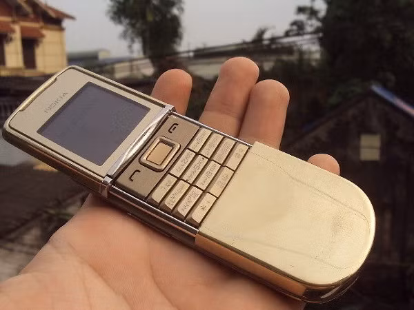 Với thân máy cấu thành từ thép không gỉ, điện thoại này có màn hình 1,7 inch cùng camera SVGA.