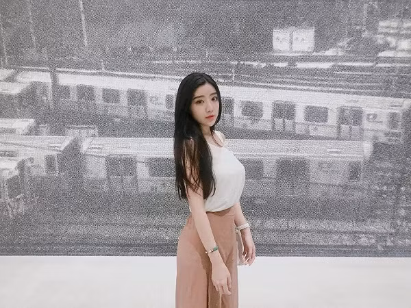 Ngoài ra cô nàng cũng được biết đến là một mẫu ảnh khá chuyên nghiệp, được mời chụp cho những shoot hình phong cách gợi cảm.