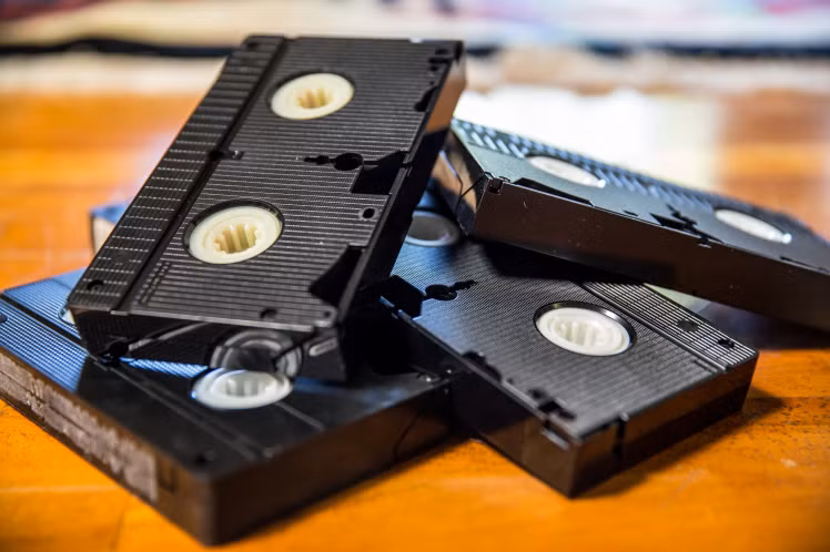 Đã có đầu video là phải có một chồng băng video cao ngất chất trong tủ. Cứ lúc nào rảnh rỗi là mọi người lại bật video lên xem. Trẻ em mê hoạt hình, người lớn thì mê phim truyện… Có khi cả xóm tụ tập tại một nhà có đầu video để xem phim, không khí rất rôm rả.