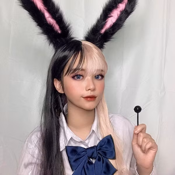 Và dù là make up "biến hình" thành ai, thì nữ game thủ xinh đẹp này cũng vô cùng quyến rũ.