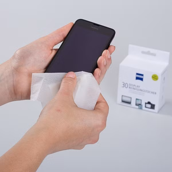 Ngoài ra, những mảnh giấy vệ sinh có thể gây nên vết xước trên màn hình, hay để lại bột giấy, vì vậy không được khuyến khích sử dụng khi vệ sinh điện thoại ngăn ngừa COVID-19.