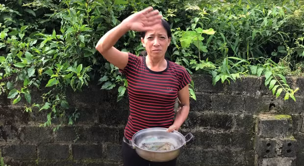 Nội dung của kênh Bà Lý là thực hiện những món ăn theo phong cách dân dã, thậm chí bà Lý còn chẳng làm những món siêu to khổng lồ như một vài kênh khác.